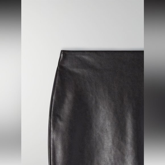 ✨✨ Ten by Babaton Glow Skirt  ✨✨ - Picture 4 of 12